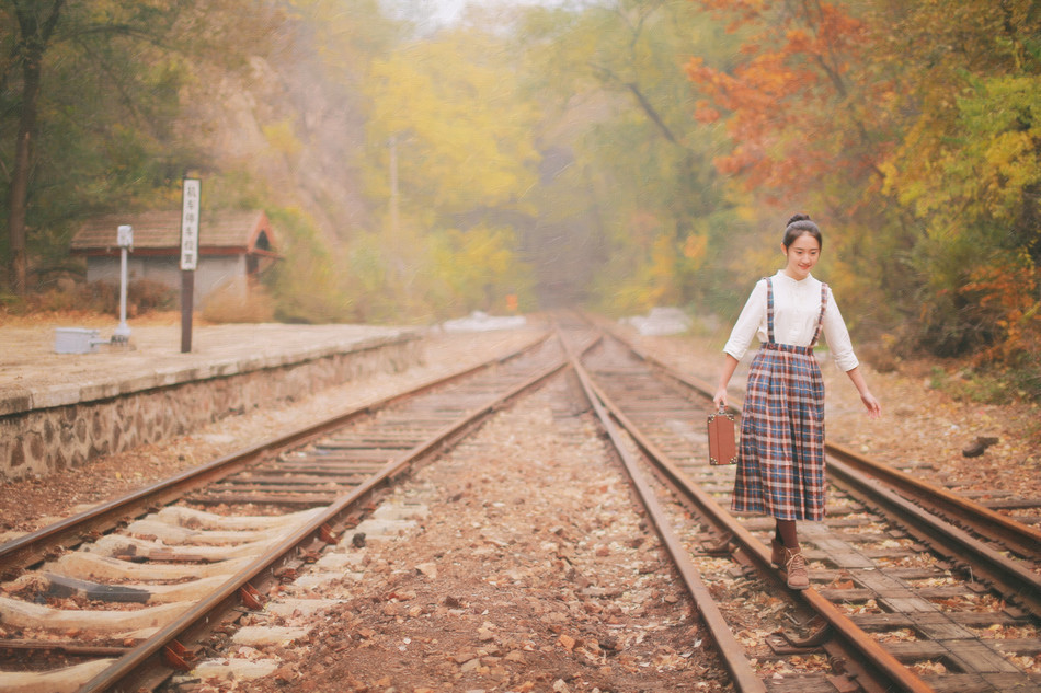 秋日的清纯女子铁轨图  第8张
