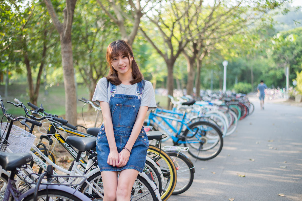 背带裤女子的双马尾清纯图  第8张