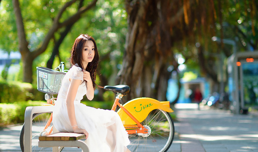 单车女子的长裙飘逸迷人图  第8张