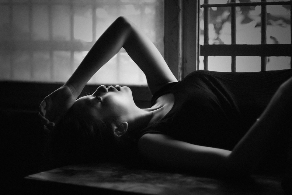 黑裙女子废楼的沉淀图  第8张