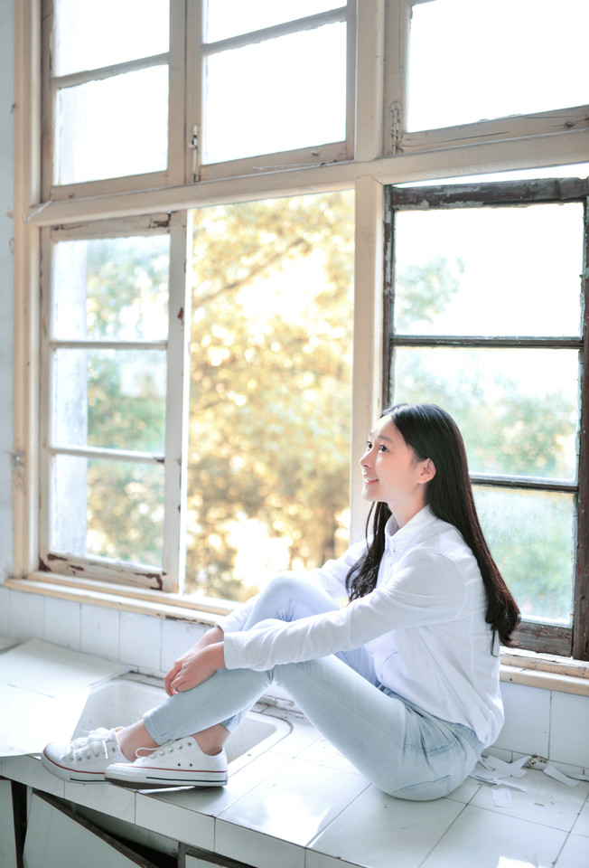 清新女子阳光下甜美笑容  第3张