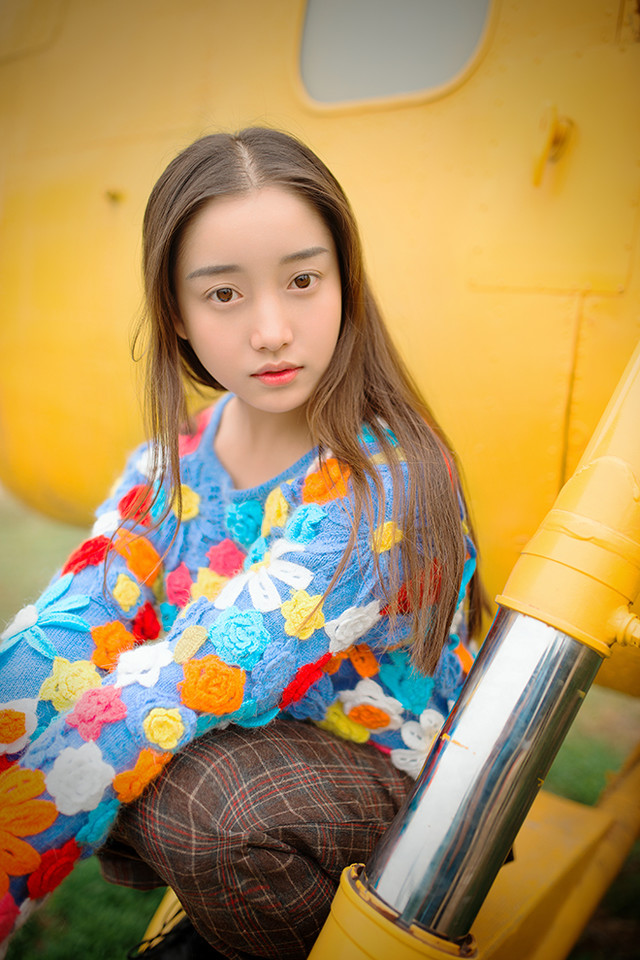 长发女子户外清新甜美风  第2张