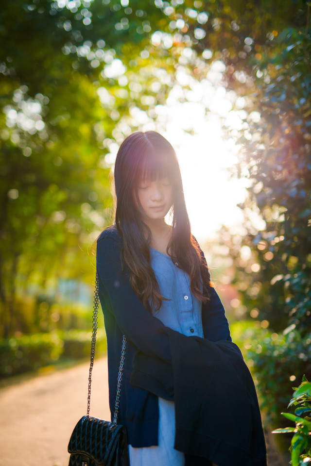 长发美女户外清纯甜美图  第9张