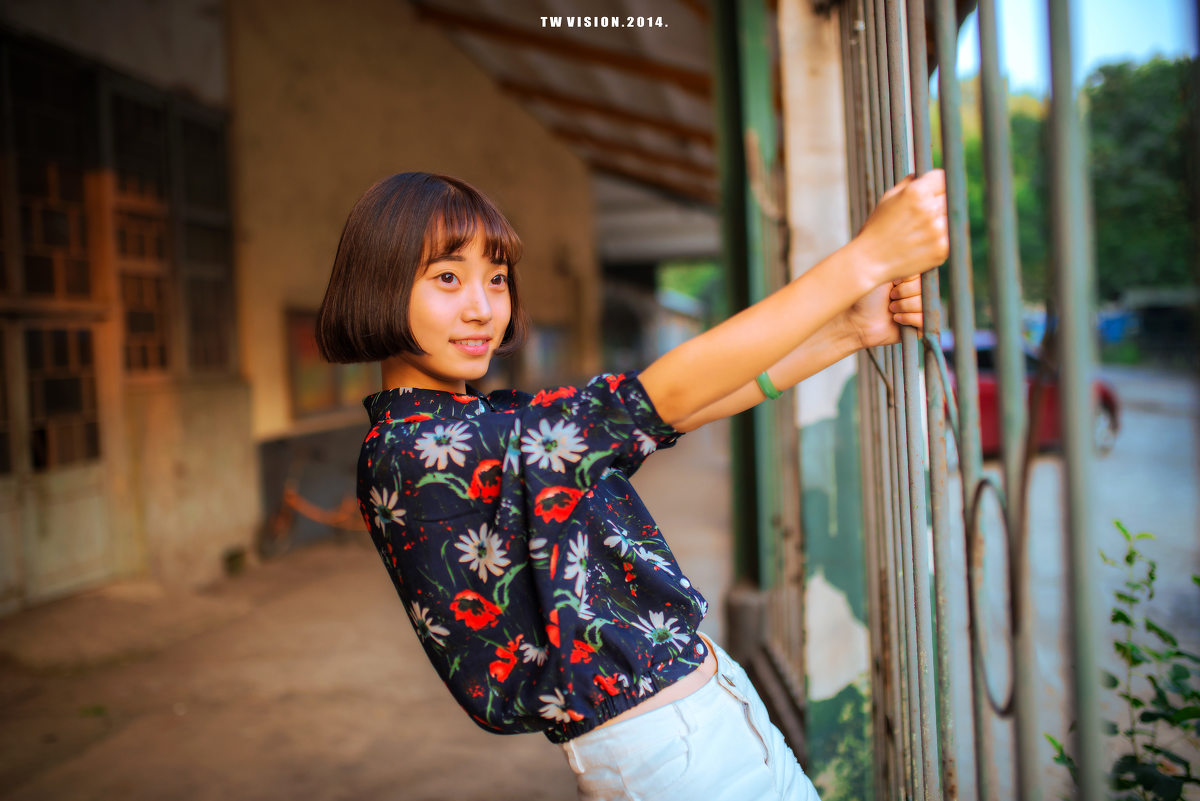 铁轨上的短发女子时尚图  第9张