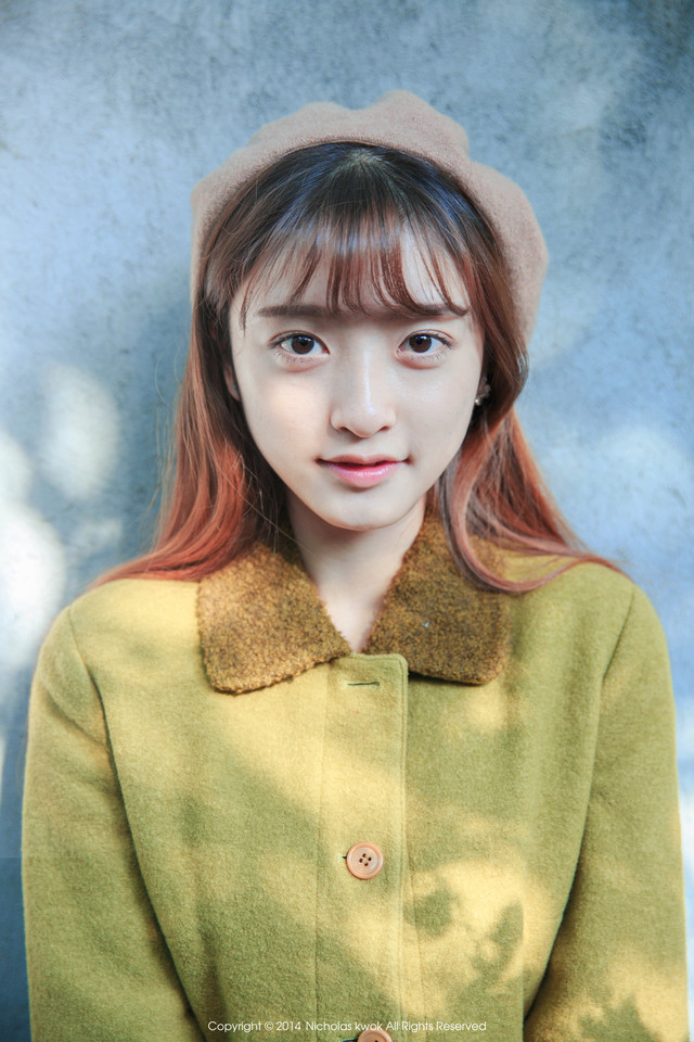 冬日暖阳下的清纯美女  第1张