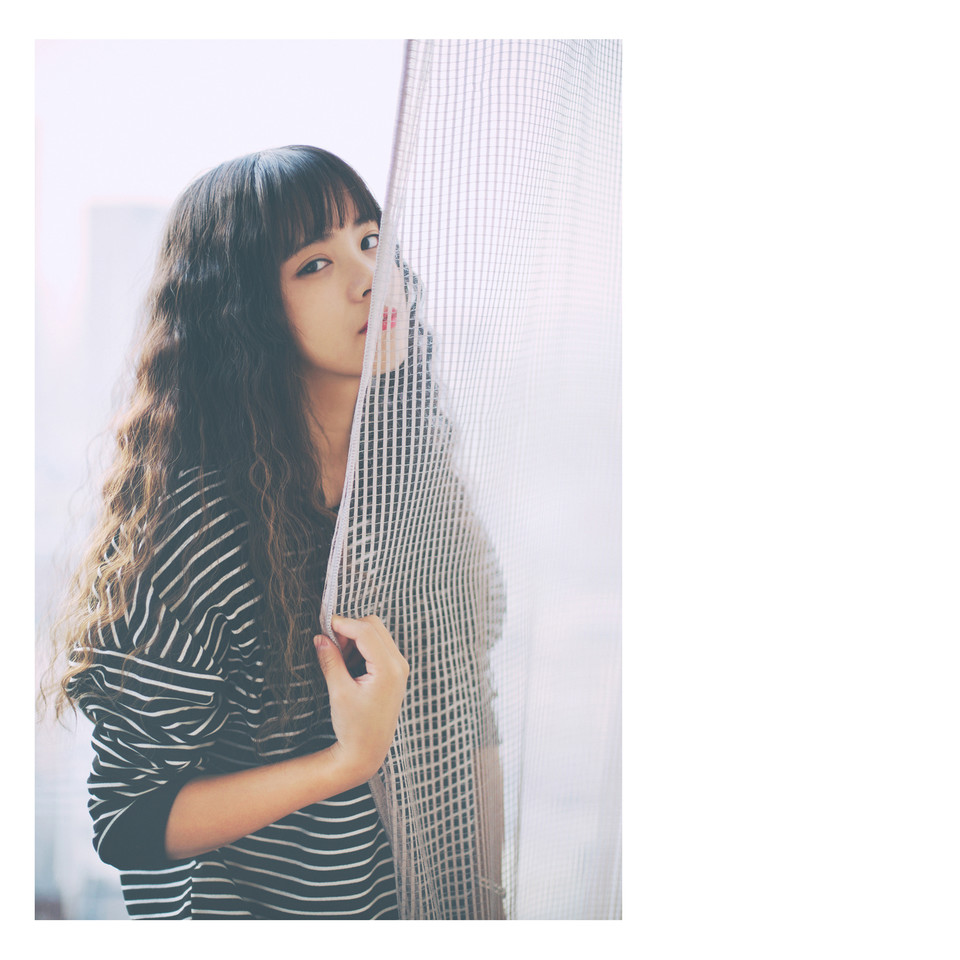 卷发女子私房清纯图  第6张