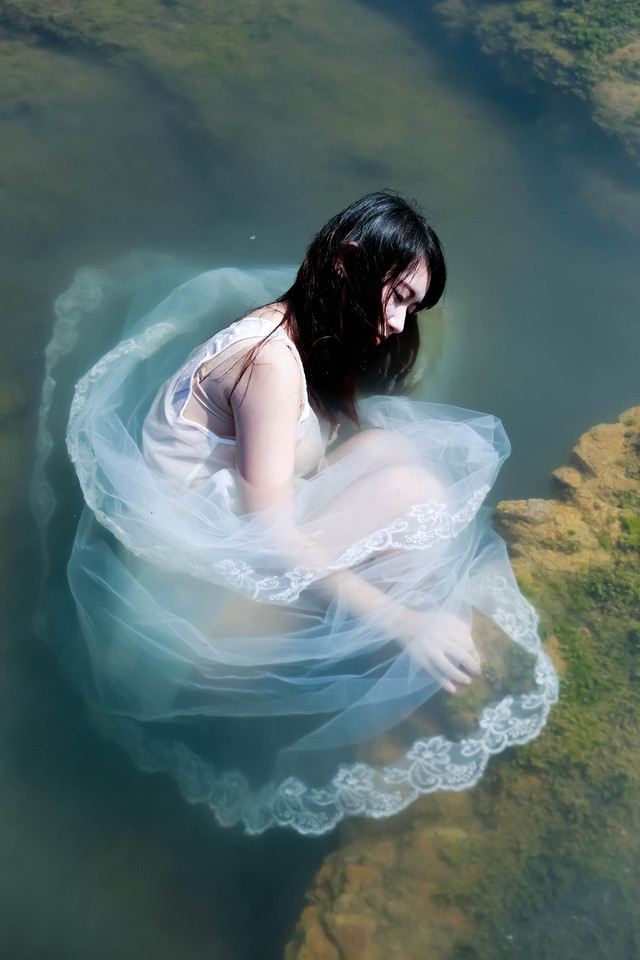 白裙美女搁浅在水中  第1张