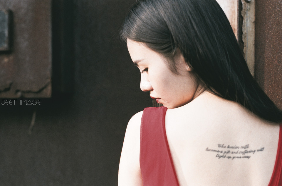 红裙女子白皙肌肤迷人写真  第3张