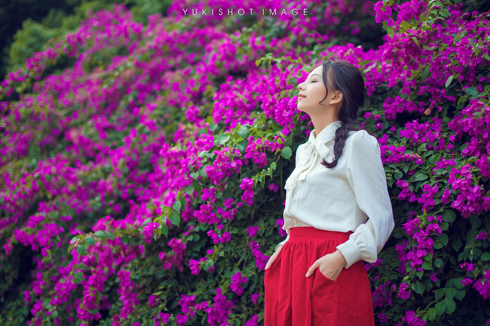 红裙美女的户外清纯图  第15张