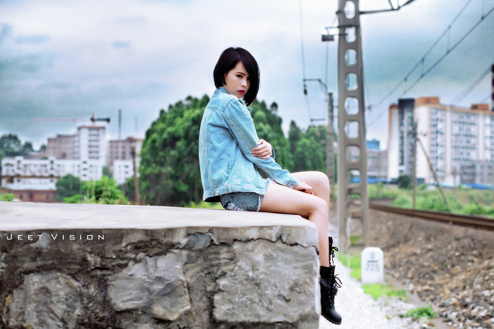 短发女子的铁轨上的短装图  第4张