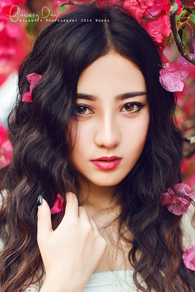 花中卷发清纯迷人女子  第5张