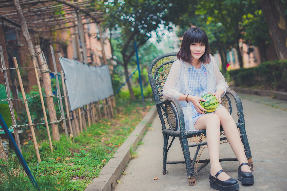 西瓜美女清纯卖萌户外图  第11张
