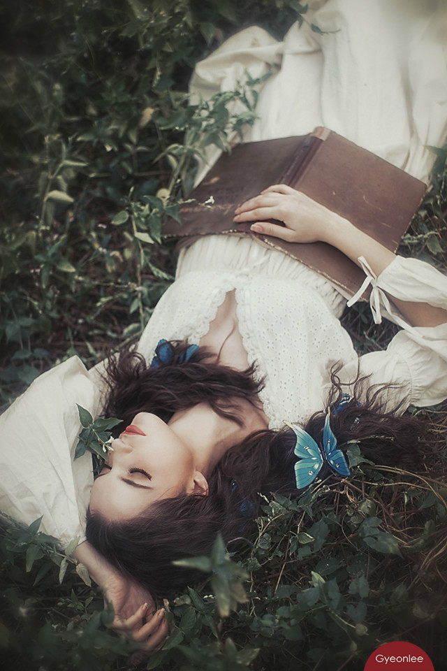 草丛长裙美女唯美图  第18张