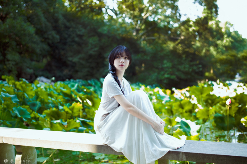 花园长裙飘飘美女  第9张