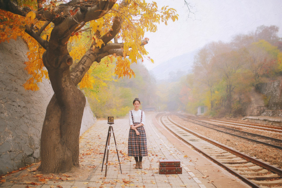 秋日的清纯女子铁轨图  第10张