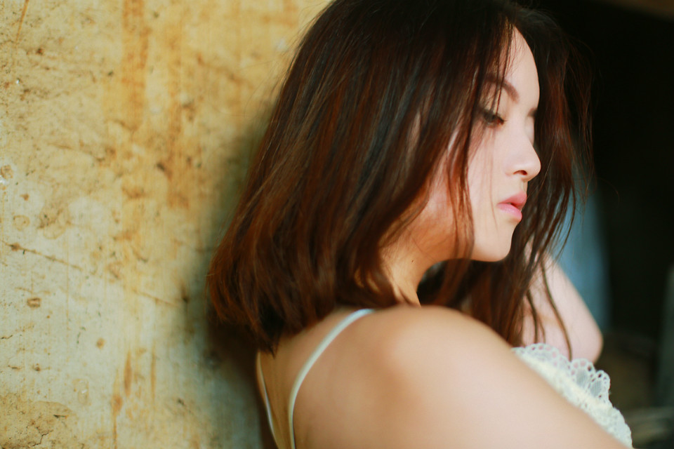 冷艳美女户外清纯图  第12张