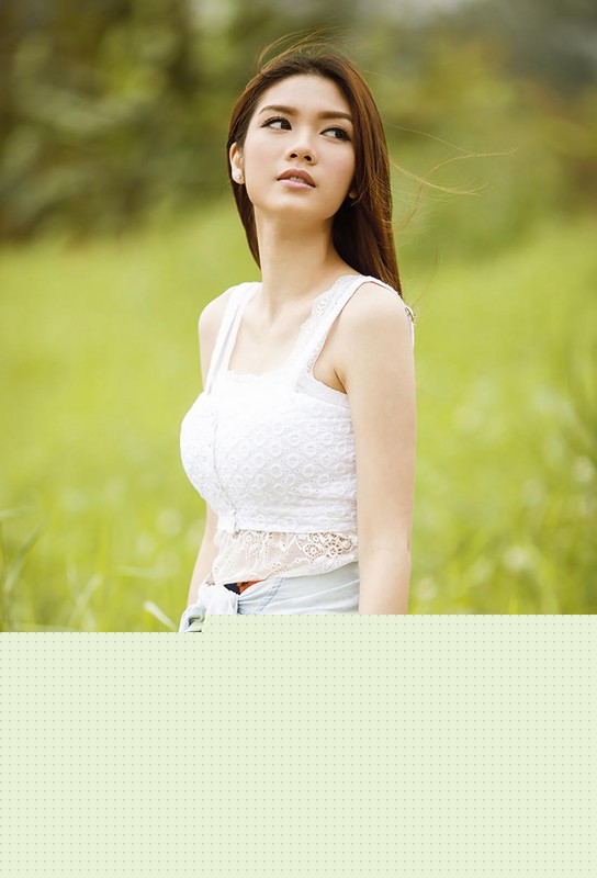 回眸一笑的纯净让人着迷女子  第4张