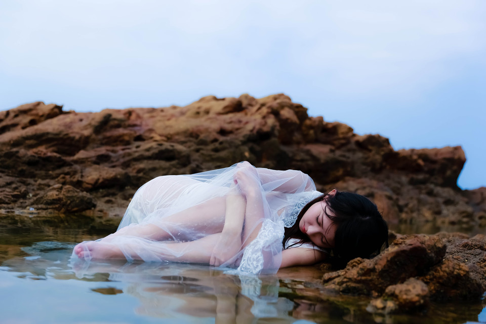 白裙美女搁浅在水中  第4张