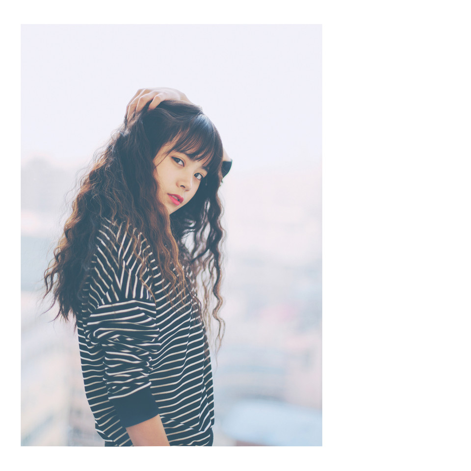 卷发女子私房清纯图  第9张