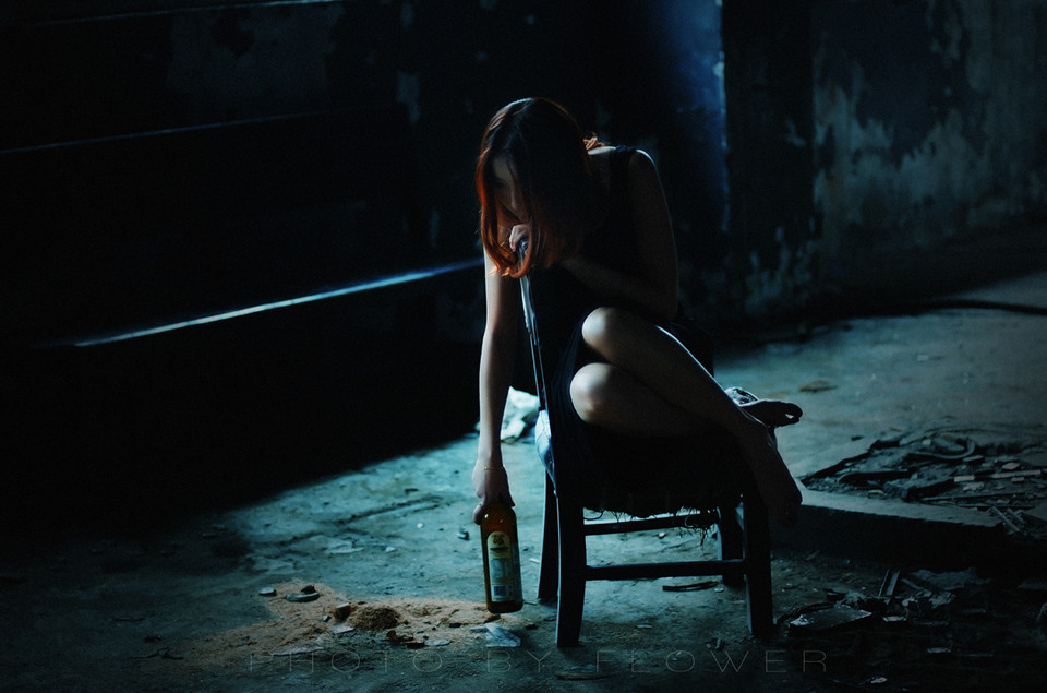 黑裙女子废楼的沉淀图  第3张