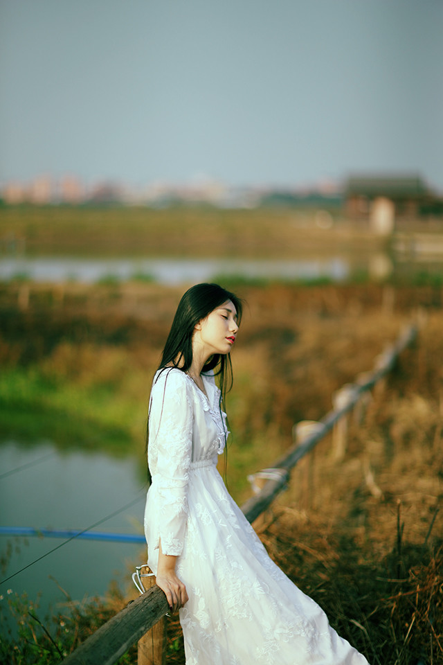 长裙女子户外思绪  第11张