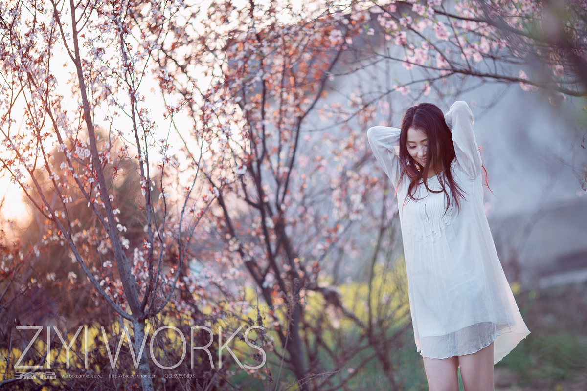 花圃中的白裙女子唯美图  第9张