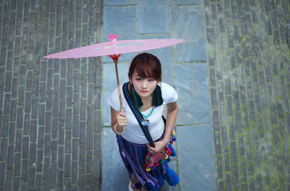 油纸伞的娇小女子的清纯图  第10张