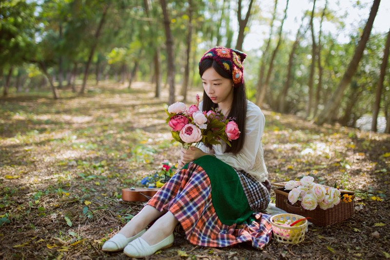 碎花裙美女森林捡松果  第3张