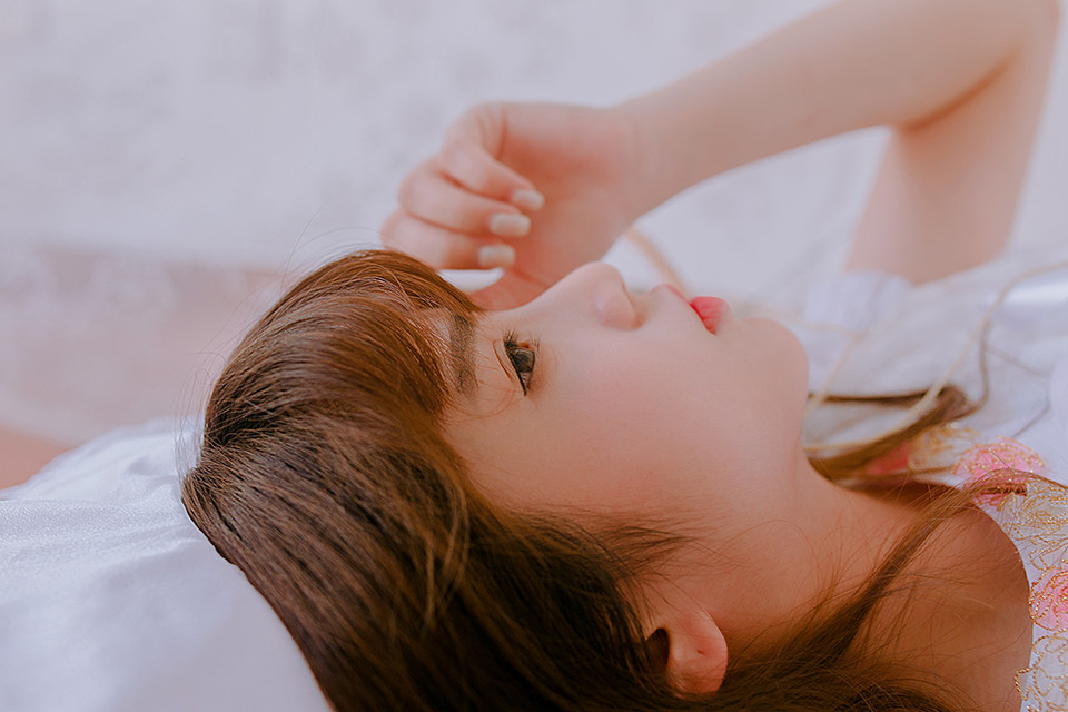 纯白私房的白裙卷发女子  第15张