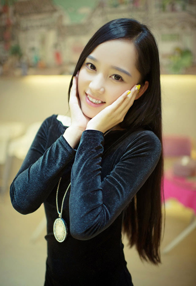 黑夜中清纯甜美女子  第1张