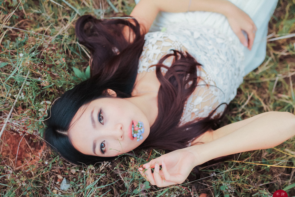 草地上白裙唯美少女图  第21张