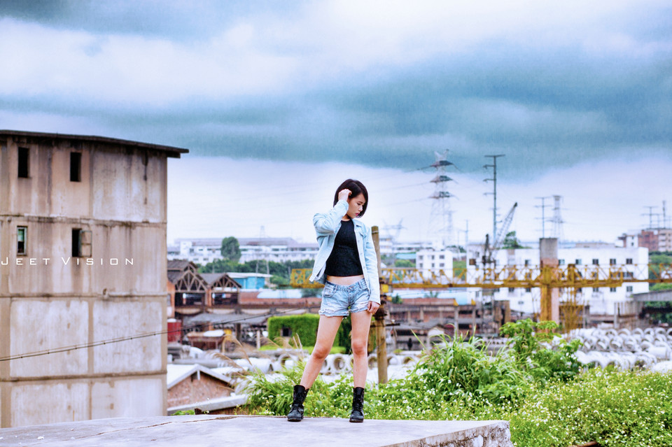 短发女子的铁轨上的短装图  第2张