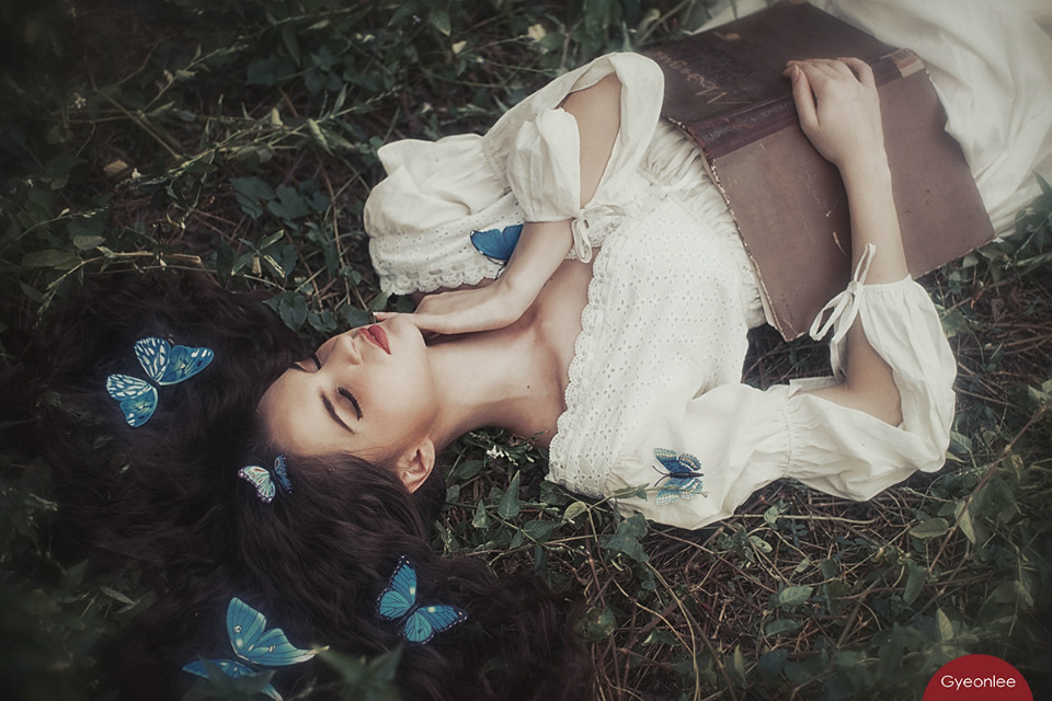 草丛长裙美女唯美图  第20张