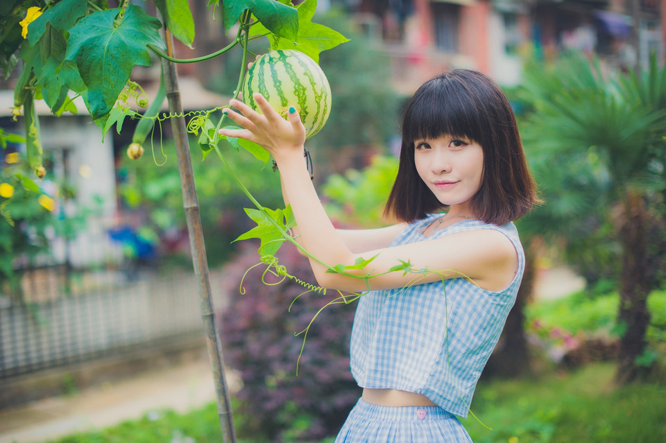 西瓜美女清纯卖萌户外图  第15张