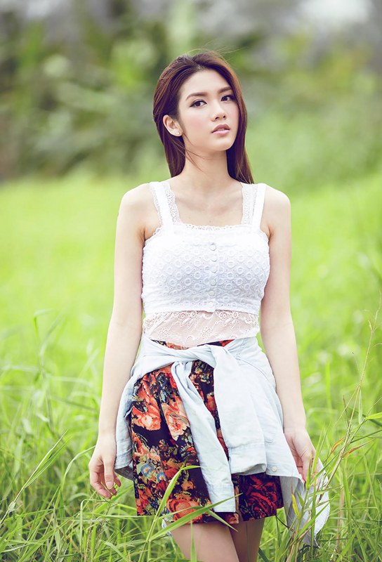 回眸一笑的纯净让人着迷女子  第8张