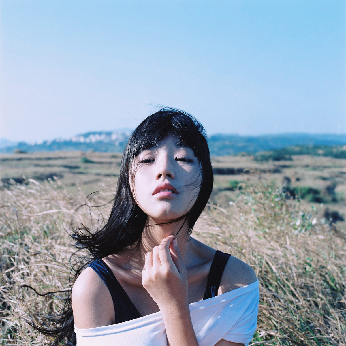 草丛里的长发随风飘逸  第1张