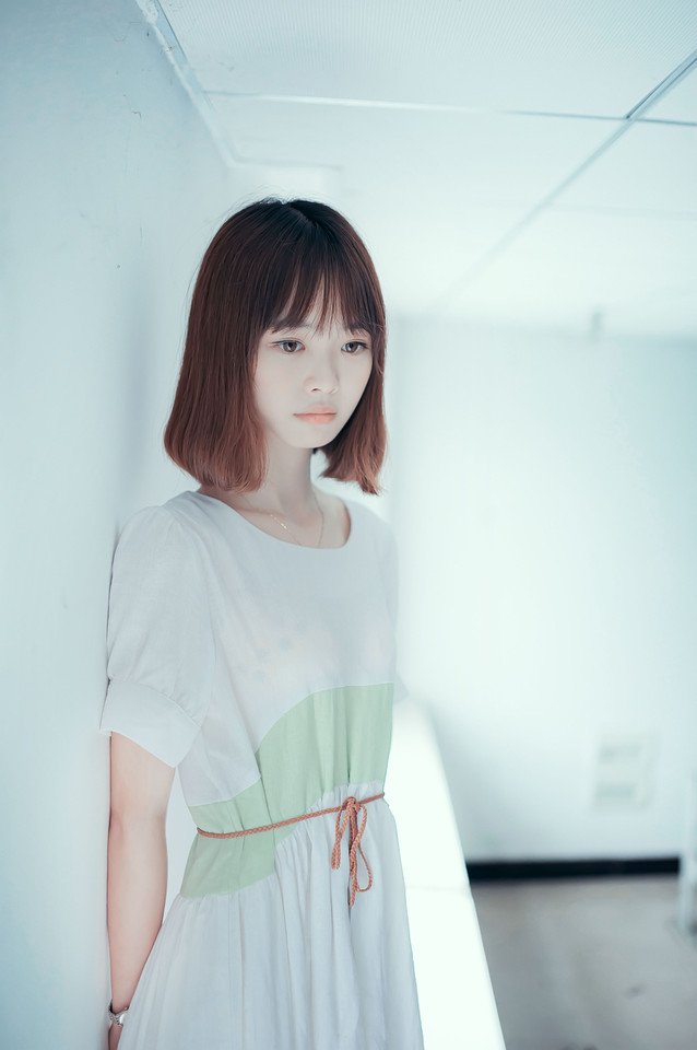 教室内的唯美治愈系女子写真  第3张