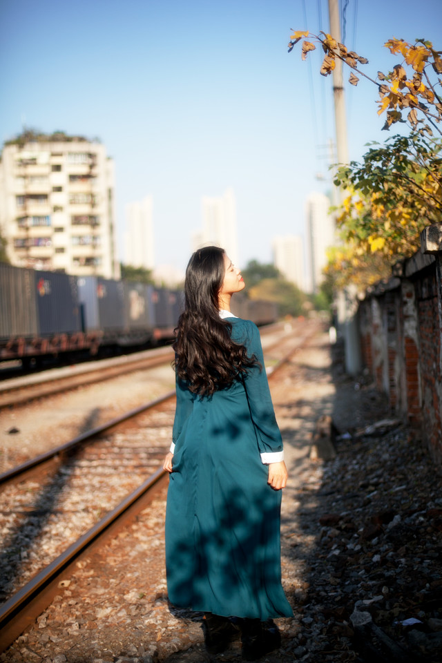 铁轨上长裙迷人唯美图  第2张