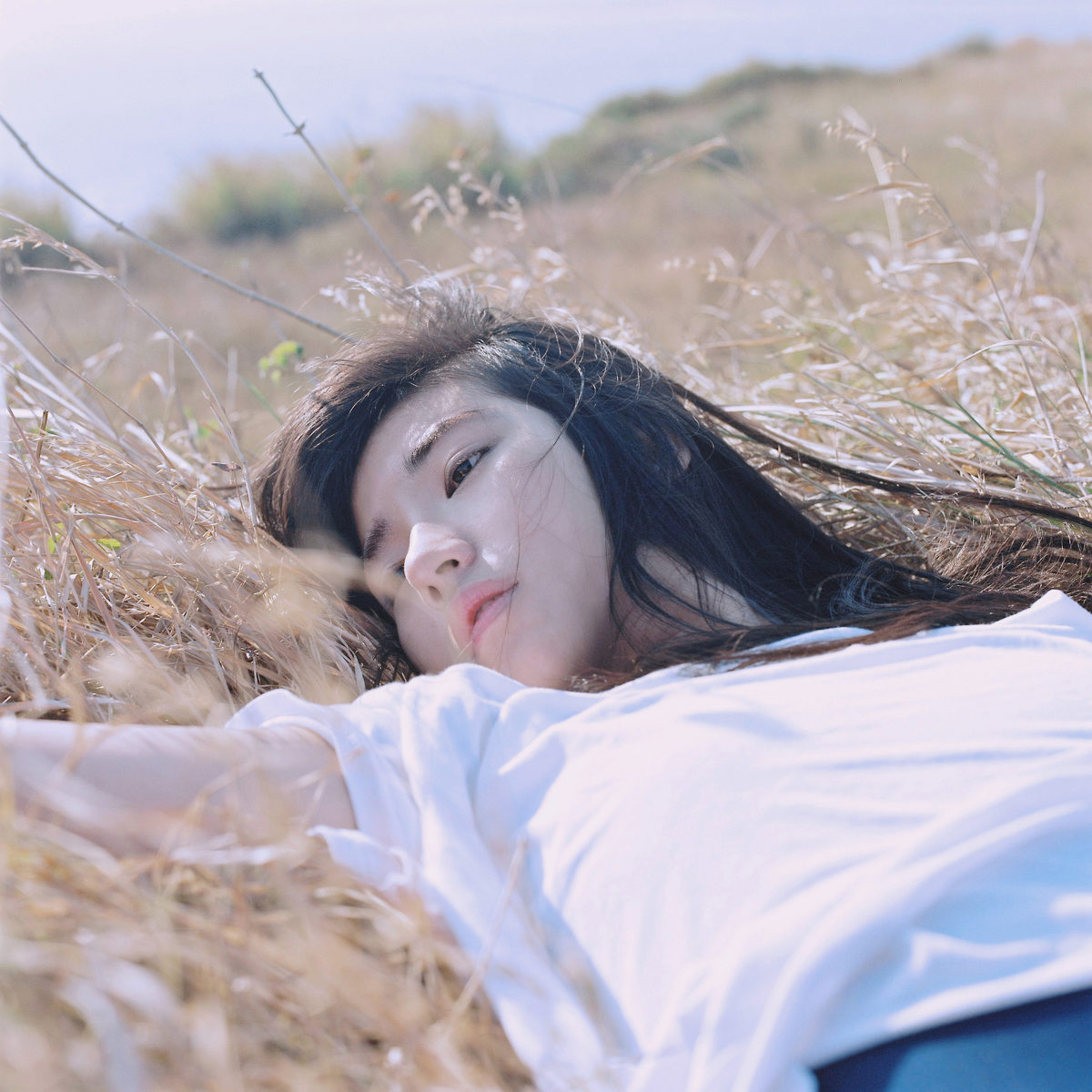 草丛里的长发随风飘逸  第8张