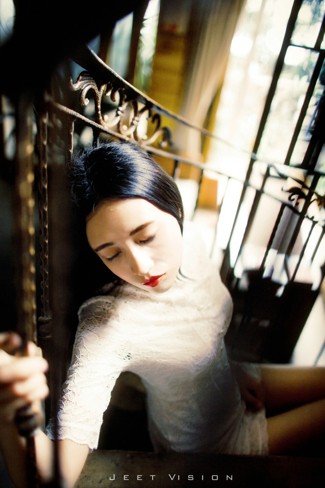 安静女子的红唇图片  第7张