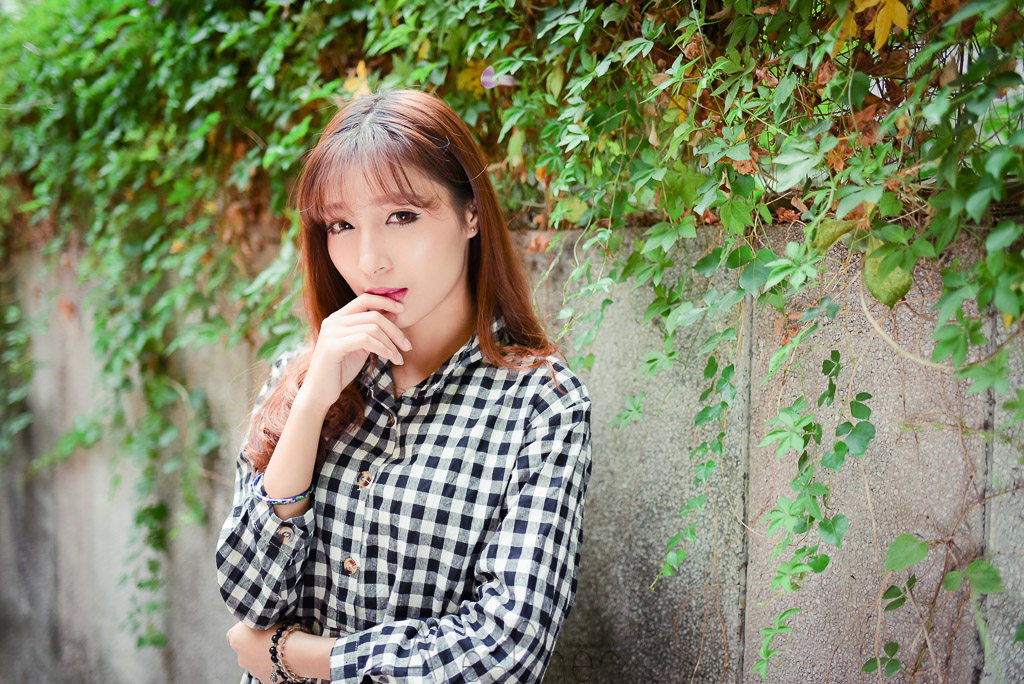 格子长裙女子的秀气写真  第31张