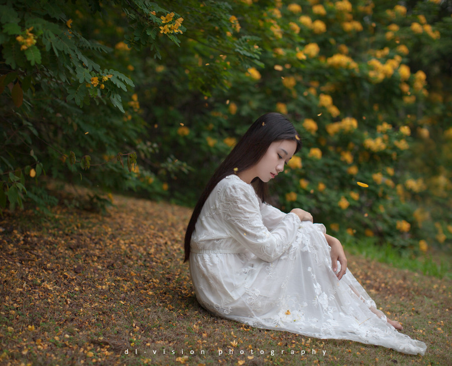 花丛中的白裙迷人少女  第8张