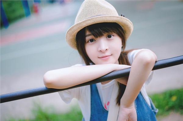 素颜美女户外清纯可人图  第12张