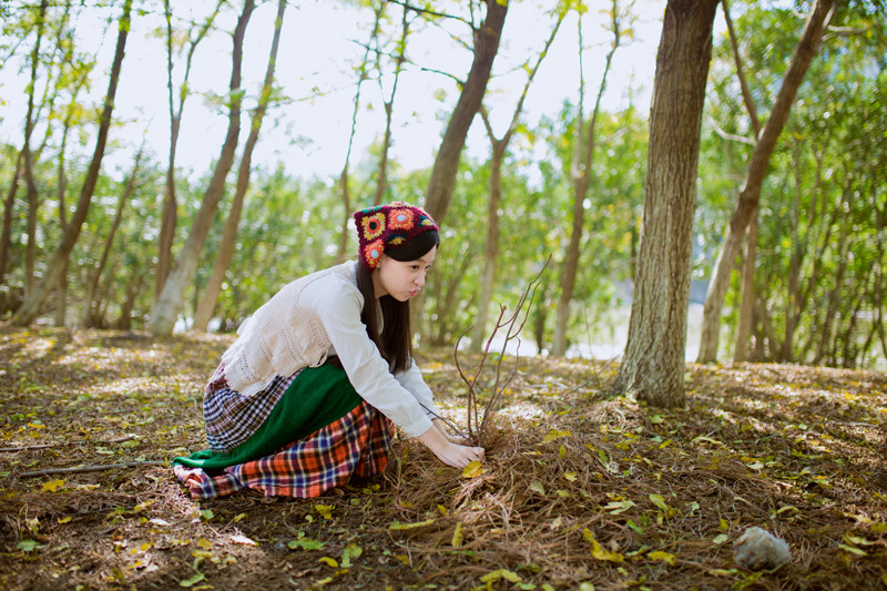 碎花裙美女森林捡松果  第13张
