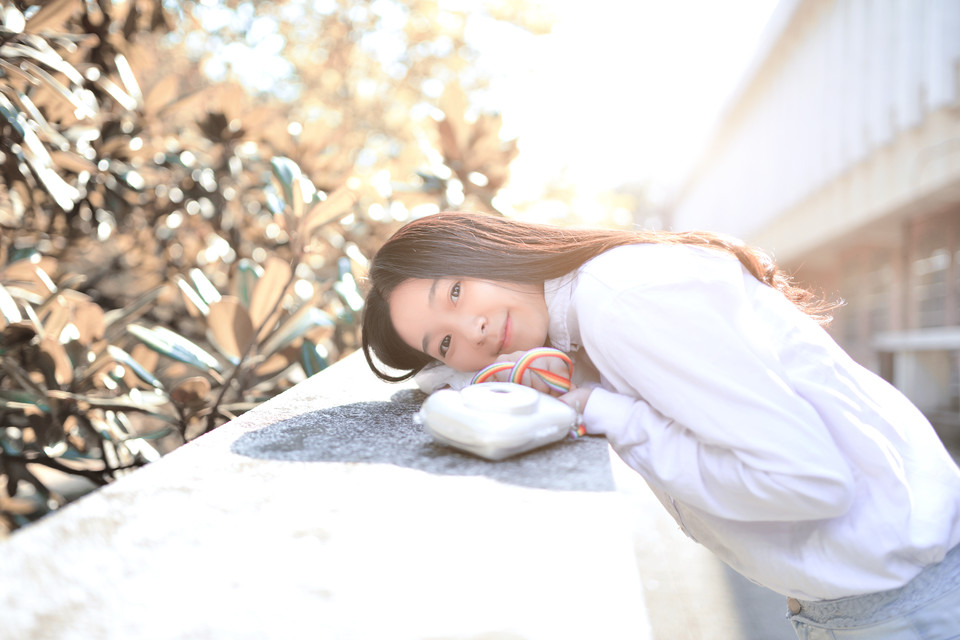 清新女子阳光下甜美笑容  第10张