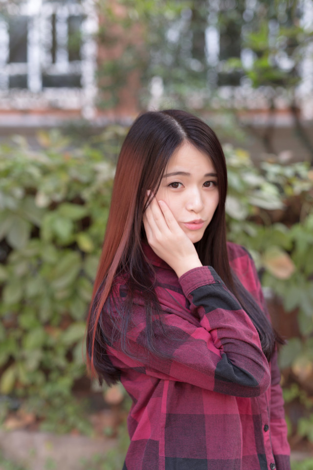 格子衫美女甜美卖萌图  第9张