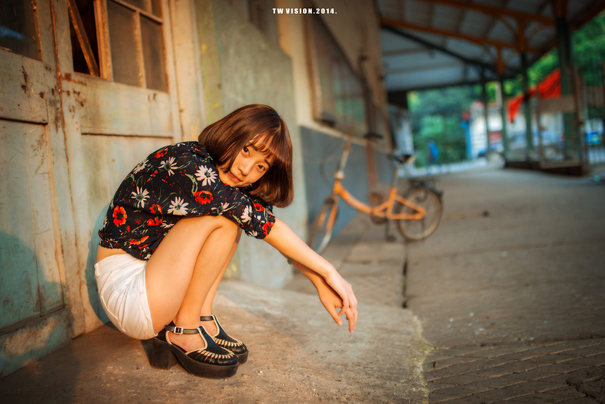 铁轨上的短发女子时尚图  第7张