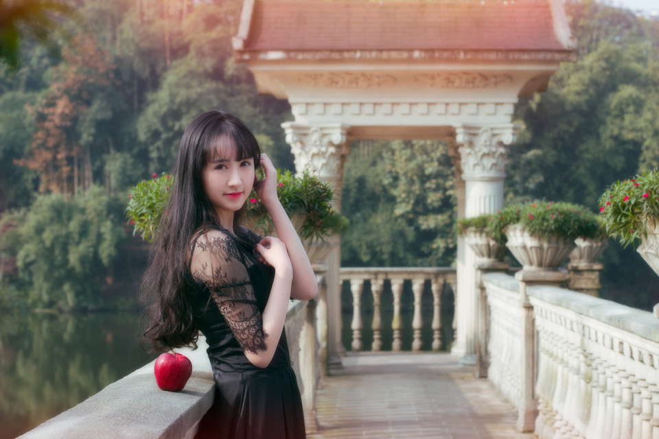 黑裙美女游园清纯写真  第8张