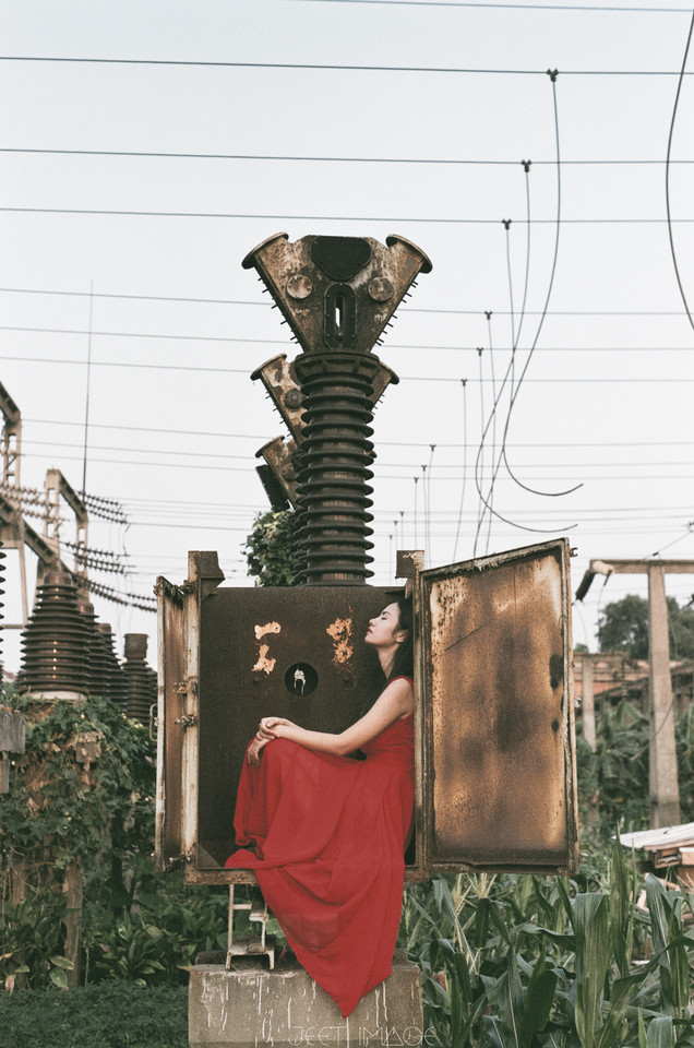 红裙女子白皙肌肤迷人写真  第16张