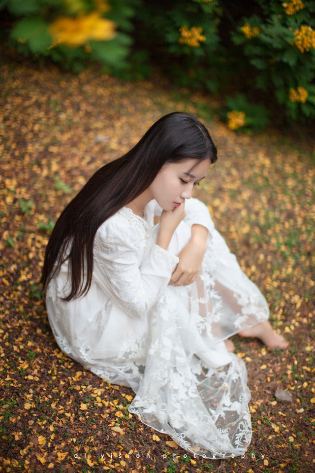 花丛中的白裙迷人少女  第10张
